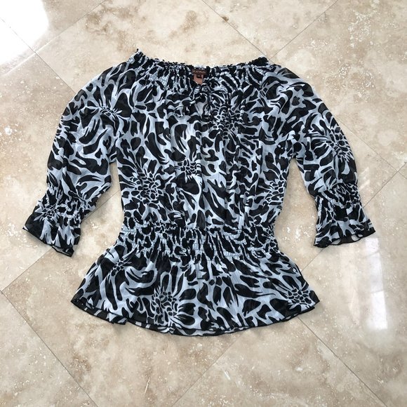 Off the Shoulder Black and White Women's Blouse Priced Too Low For A Discount - Picture 1 of 9